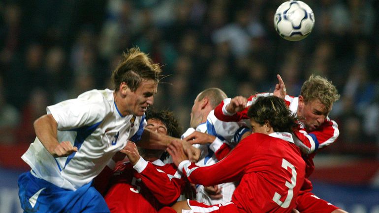 10 сентября 2003 года. Россия - Швейцария - 4:1. Автор хет-трика в ворота гостей Дмитрий БУЛЫКИН (слева). Фото Александр ФЕДОРОВ, 10 сентября 2003 года. Россия - Швейцария - 4:1. Автор хет-трика в ворота гостей Дмитрий БУЛЫКИН (слева). Фото Александр ФЕДОРОВ,