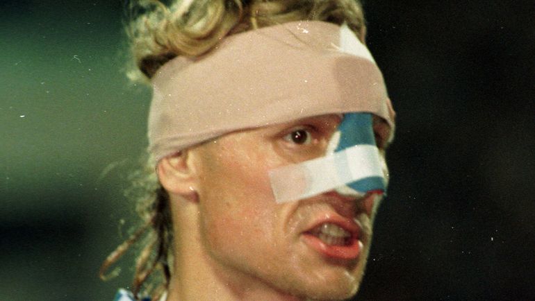 11 октября 1995 года. Россия - Греция - 2:1. Валерий КАРПИН несмотря на травму носа помог своей сборной выйти на чемпионат Европы. Фото Александр ФЕДОРОВ, 11 октября 1995 года. Россия - Греция - 2:1. Валерий КАРПИН несмотря на травму носа помог своей сборной выйти на чемпионат Европы. Фото Александр ФЕДОРОВ,