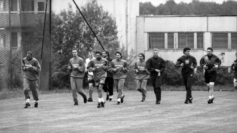 Осень 1993 года. Новогорск. Виктор ОНОПКО, Андрей ЧЕРНЫШОВ, Сергей ГОРЛУКОВИЧ, Дмитрий ГАЛЯМИН, Дмитрий ХАРИН, Василий КУЛЬКОВ, Александр БОРОДЮК, Валерий КАРПИН, Юрий НИКИФОРОВ, Сергей ОВЧИННИКОВ (слева направо) готовится к отборочным матчам. Фото Дмитрий СОЛНЦЕВ Осень 1993 года. Новогорск. Виктор ОНОПКО, Андрей ЧЕРНЫШОВ, Сергей ГОРЛУКОВИЧ, Дмитрий ГАЛЯМИН, Дмитрий ХАРИН, Василий КУЛЬКОВ, Александр БОРОДЮК, Валерий КАРПИН, Юрий НИКИФОРОВ, Сергей ОВЧИННИКОВ (слева направо) готовится к отборочным матчам. Фото Дмитрий СОЛНЦЕВ