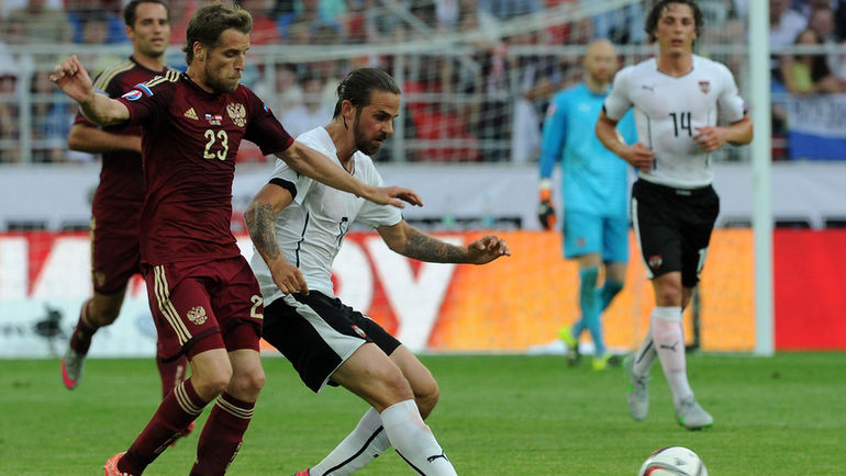 Дмитрий КОМБАРОВ (слева) в случае крайней необходимости может сместиться с фланга в центр обороны. Фото Никита УСПЕНСКИЙ, Дмитрий КОМБАРОВ (слева) в случае крайней необходимости может сместиться с фланга в центр обороны. Фото Никита УСПЕНСКИЙ,