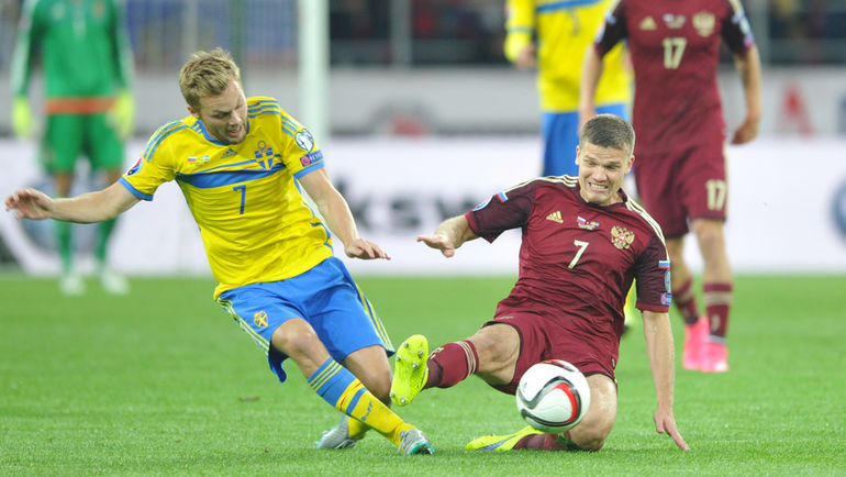 Занять позицию в центре обороны может и опорный полузащитник Игорь ДЕНИСОВ (справа). Фото Никита УСПЕНСКИЙ, Занять позицию в центре обороны может и опорный полузащитник Игорь ДЕНИСОВ (справа). Фото Никита УСПЕНСКИЙ,