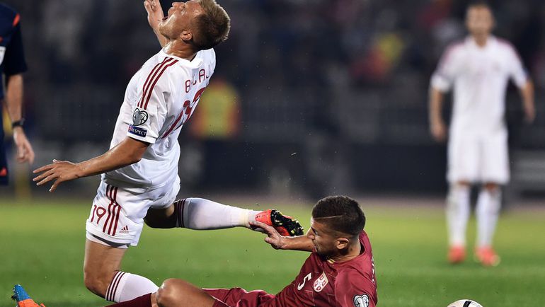 14 октября 2014 года. Белград. Сербия - Албания - -:+. Защитник хозяев Матия НАСТАСИЧ против форварда гостей Бекима БАЛАЯ. Фото AFP 14 октября 2014 года. Белград. Сербия - Албания - -:+. Защитник хозяев Матия НАСТАСИЧ против форварда гостей Бекима БАЛАЯ. Фото AFP