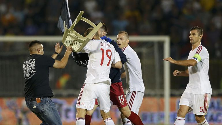 14 октября 2014 года. Белград. Беспорядки на поле. Фото REUTERS 14 октября 2014 года. Белград. Беспорядки на поле. Фото REUTERS