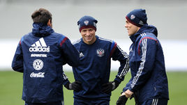 Павел МАМАЕВ (в центре) - главный кандидат на замену травмированному Алану Дзагоеву.