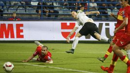 Пятница. Подгорица. Черногория – Австрия – 2:3. 81-я минута. Марко АРНАУТОВИЧ (в белом) сравнивает счет.