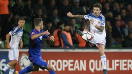 Пятница. Кишинев. Молдавия – Россия – 1:2. С мячом полузащитник россиянин Павел МАМАЕВ.