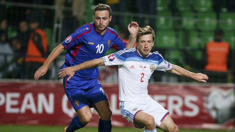 Еще в первом тайме Олег КУЗЬМИН (2) заменил получившего травму Игоря Смольникова. Фото REUTERS Еще в первом тайме Олег КУЗЬМИН (2) заменил получившего травму Игоря Смольникова. Фото REUTERS