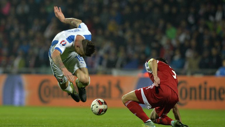 Пятница. Жилина. Словакия - Белоруссия - 0:1. Марек ХАМШИК в борьбе с Александром МАРТЫНОВИЧЕМ. Фото REUTERS Пятница. Жилина. Словакия - Белоруссия - 0:1. Марек ХАМШИК в борьбе с Александром МАРТЫНОВИЧЕМ. Фото REUTERS