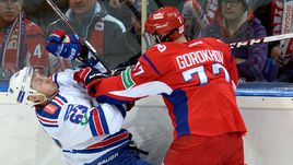 Нападающий СКА Евгений ДАДОНОВ против защитника