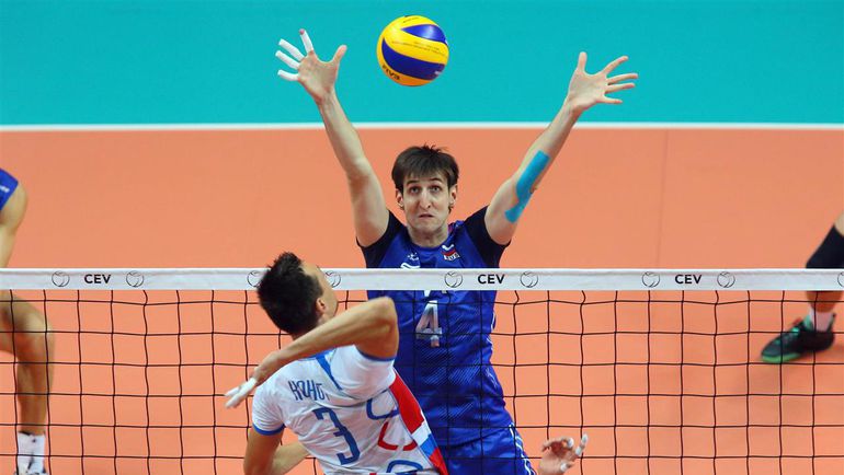 Сегодня. Бусто-Арсицио. Словакия - Россия - 0:3. Артем ВОЛЬВИЧ (№4) пытается заблокировать удар Эмануэла КОХУТА. Фото cev.lu Сегодня. Бусто-Арсицио. Словакия - Россия - 0:3. Артем ВОЛЬВИЧ (№4) пытается заблокировать удар Эмануэла КОХУТА. Фото cev.lu