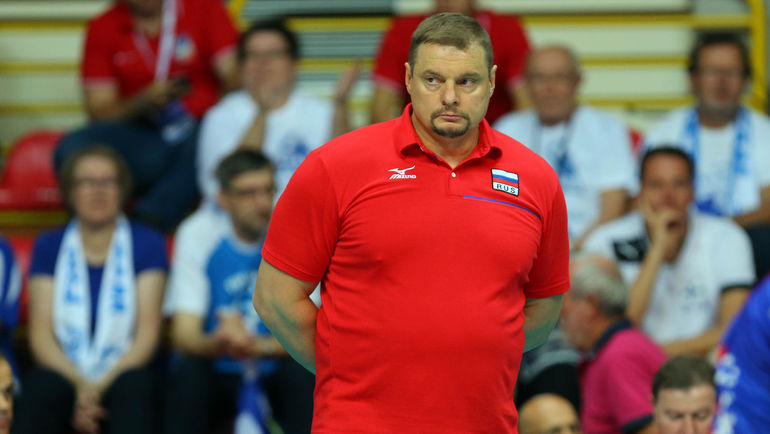 Сегодня. Бусто-Арсицио. Словакия - Россия - 0:3. Главный тренер российской команды Владимир АЛЕКНО наблюдает за игрой подопечных. Фото cev.lu Сегодня. Бусто-Арсицио. Словакия - Россия - 0:3. Главный тренер российской команды Владимир АЛЕКНО наблюдает за игрой подопечных. Фото cev.lu