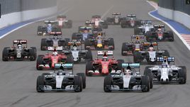 Сегодня. Сочи. Нико РОСБЕРГ и Льюис ХЭМИЛТОН сражаются за лидерство в гонке.