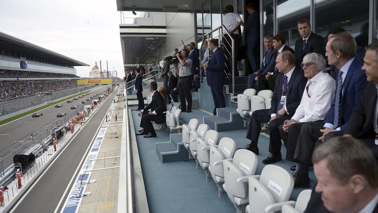 Сегодня. Сочи. Владимир ПУТИН, Берни ЭККЛСТОУН и Жан-Клод КИЛЛИ наблюдают за гонкой. Фото REUTERS Сегодня. Сочи. Владимир ПУТИН, Берни ЭККЛСТОУН и Жан-Клод КИЛЛИ наблюдают за гонкой. Фото REUTERS
