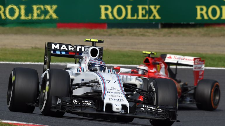 Сегодня. Сочи. Валттери БОТТАС сдерживает атаки Кими РАЙККОНЕНА. Фото AFP Сегодня. Сочи. Валттери БОТТАС сдерживает атаки Кими РАЙККОНЕНА. Фото AFP