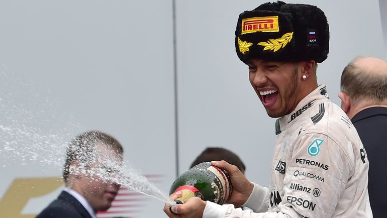 Сегодня. Сочи. Льюис ХЭМИЛТОН празднует победу. Фото AFP Сегодня. Сочи. Льюис ХЭМИЛТОН празднует победу. Фото AFP