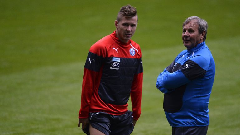 Главный тренер сборной Словакии Ян КОЗАК (справа) и полузащитник команды Юрай КУЦКА. Фото AFP Главный тренер сборной Словакии Ян КОЗАК (справа) и полузащитник команды Юрай КУЦКА. Фото AFP