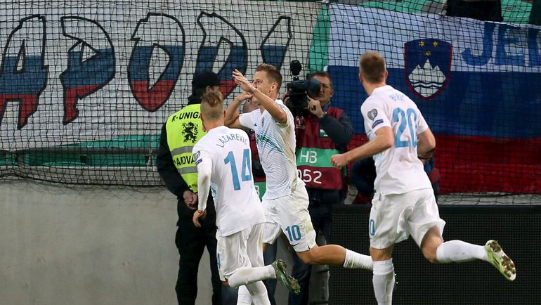 Вальтер БИРСА (в центре) и его партнеры по сборной Словении имеют хорошие шансы на попадание в стыковые матчи. Фото REUTERS Вальтер БИРСА (в центре) и его партнеры по сборной Словении имеют хорошие шансы на попадание в стыковые матчи. Фото REUTERS