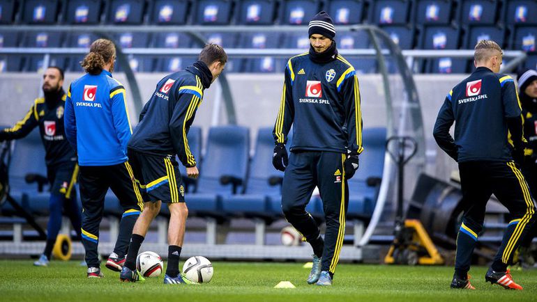 11 октября. Стокгольм. Златан ИБРАГИМОВИЧ (второй справа) и его партнеры по сборной Швеции готовятся к матче с Молдавией. Фото REUTERS 11 октября. Стокгольм. Златан ИБРАГИМОВИЧ (второй справа) и его партнеры по сборной Швеции готовятся к матче с Молдавией. Фото REUTERS