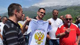 Фанат сборной Черногории Лука ЛАЗАРЕВИЧ (третий справа).