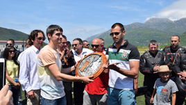 Май 2015 года. Лука ЛАЗАРЕВИЧ передает подарки Игорю Акинфееву через Алексея ТРИПУТЕНЯ.