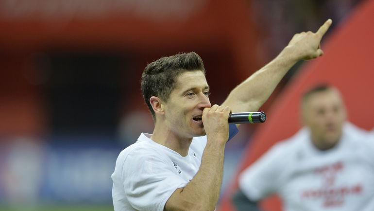 Воскресенье. Варшава. Польша - Ирландия - 2:1. Роберт ЛЕВАНДОВСКИ благодарит болельщиков. Фото REUTERS Воскресенье. Варшава. Польша - Ирландия - 2:1. Роберт ЛЕВАНДОВСКИ благодарит болельщиков. Фото REUTERS