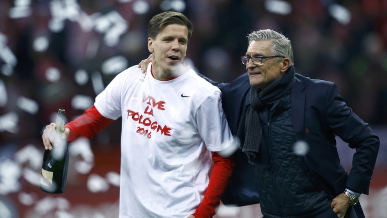 Воскресенье. Варшава. Польша - Ирландия - 2:1. Войчех ЩЕНСНЫ и главный тренер команды Адам НАВАЛКА. Фото REUTERS Воскресенье. Варшава. Польша - Ирландия - 2:1. Войчех ЩЕНСНЫ и главный тренер команды Адам НАВАЛКА. Фото REUTERS