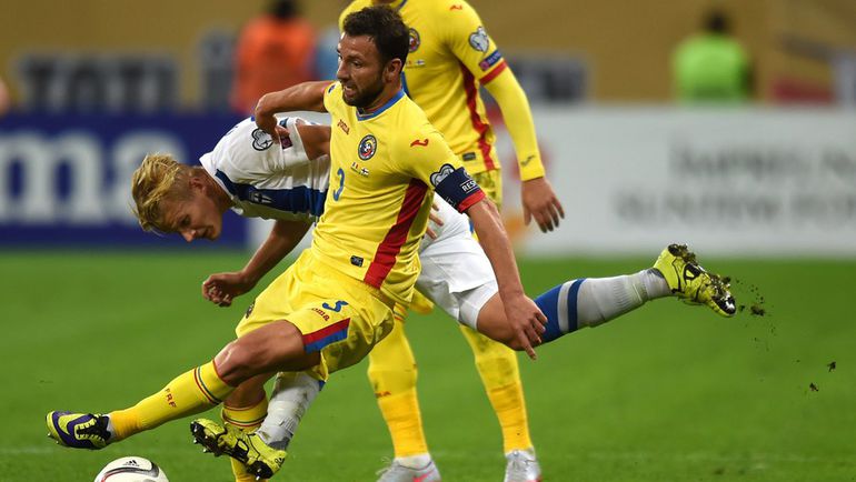 8 октября. Бухарест. Румыния - Финляндия - 1:1. Капитан сборной Румынии Рэзван РАЦ укрывает мяч в борьбе с Йоэлем ПАХЬЯНПАЛО. Фото AFP 8 октября. Бухарест. Румыния - Финляндия - 1:1. Капитан сборной Румынии Рэзван РАЦ укрывает мяч в борьбе с Йоэлем ПАХЬЯНПАЛО. Фото AFP