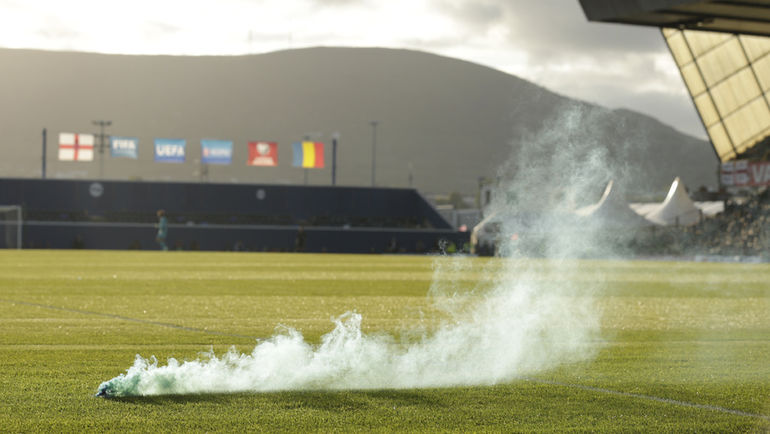 13 июня. Белфаст. Северная Ирландия - Румыния - 0:0. Файер на поле. Фото REUTERS 13 июня. Белфаст. Северная Ирландия - Румыния - 0:0. Файер на поле. Фото REUTERS