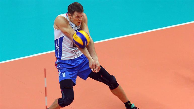 11 октября. Бусто-Арсицио. Сербия - Россия - 1:3. Евгений СИВОЖЕЛЕЗ на приеме. Фото cev.lu 11 октября. Бусто-Арсицио. Сербия - Россия - 1:3. Евгений СИВОЖЕЛЕЗ на приеме. Фото cev.lu