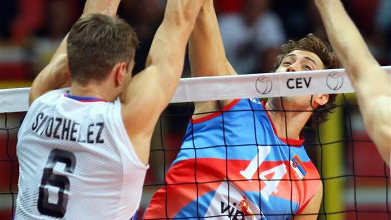 11 октября. Бусто-Арсицио. Сербия - Россия - 1:3. Евгений СИВОЖЕЛЕЗ (слева) играет на блоке. Фото cev.lu 11 октября. Бусто-Арсицио. Сербия - Россия - 1:3. Евгений СИВОЖЕЛЕЗ (слева) играет на блоке. Фото cev.lu