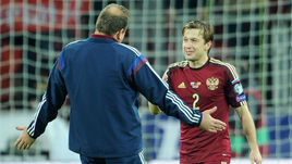 Сегодня. Москва. Россия – Черногория – 2:0. Главный тренер сборной России Леонид СЛУЦКИЙ и автор победного гола Олег КУЗЬМИН.