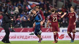 Вчера. Москва. Тушино. Россия - Черногория - 2:0. Василий БЕРЕЗУЦКИЙ, Александр КОКОРИН, Дмитрий КОМБАРОВ (№23), Федор СМОЛОВ (№20) празднуют победу на поле...