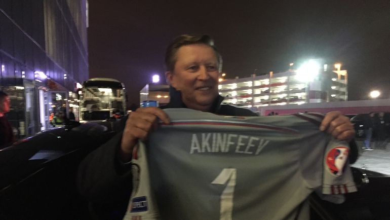 Сегодня. Москва. Тушино. Сергей ИВАНОВ с игровым свитером Игоря Акинфеева. Фото Михаил ГОНЧАРОВ, Сегодня. Москва. Тушино. Сергей ИВАНОВ с игровым свитером Игоря Акинфеева. Фото Михаил ГОНЧАРОВ,