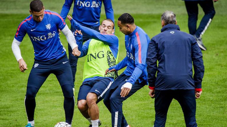 Понедельник. Амстердам. Игроки сборной Голландии готовятся к определяющему матчу с Чехией. Фото AFP Понедельник. Амстердам. Игроки сборной Голландии готовятся к определяющему матчу с Чехией. Фото AFP