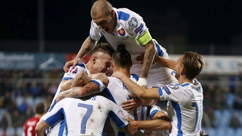 Словаки празднуют выход на Euro. Фото REUTERS Словаки празднуют выход на Euro. Фото REUTERS