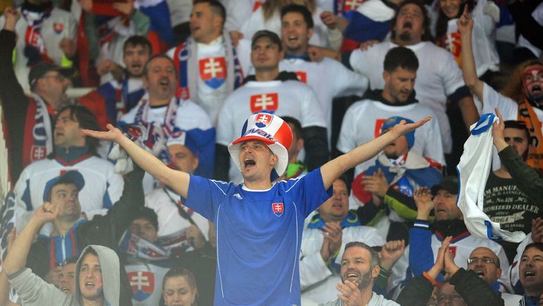 Словацкие болельщики рады выходу команды на Euro. Фото REUTERS Словацкие болельщики рады выходу команды на Euro. Фото REUTERS