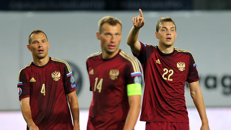 Армеец Сергей ИГНАШЕВИЧ (слева) и Василий БЕРЕЗУЦКИЙ (в центре) - самые точные распасовщики сборной России. Фото Александр ФЕДОРОВ, Армеец Сергей ИГНАШЕВИЧ (слева) и Василий БЕРЕЗУЦКИЙ (в центре) - самые точные распасовщики сборной России. Фото Александр ФЕДОРОВ,