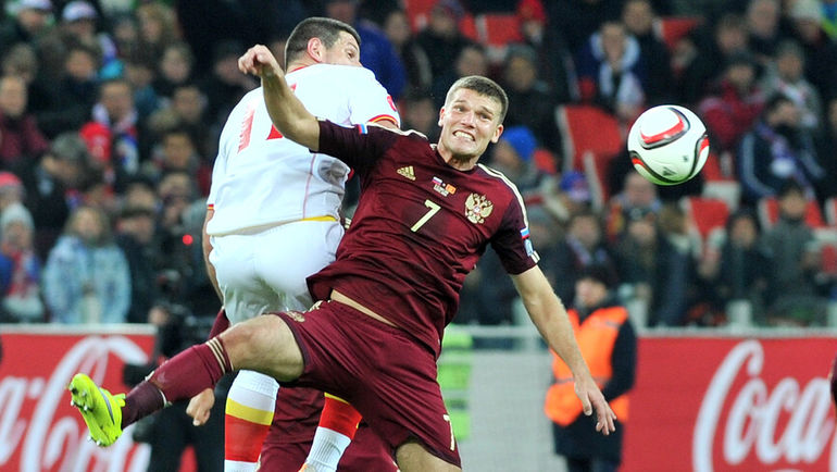 Игорь ДЕНИСОВ (справа) 27 раз в этом отборочном цикле осуществлял попытки отбора мяча и 15 из них были удачными. Фото Алексей ИВАНОВ, Игорь ДЕНИСОВ (справа) 27 раз в этом отборочном цикле осуществлял попытки отбора мяча и 15 из них были удачными. Фото Алексей ИВАНОВ,