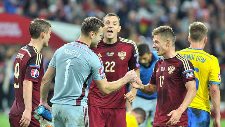 Александр КОКОРИН (слева) и Олег ШАТОВ (второй справа) - короли дриблинга в сборной России. Фото Алексей ИВАНОВ, Александр КОКОРИН (слева) и Олег ШАТОВ (второй справа) - короли дриблинга в сборной России. Фото Алексей ИВАНОВ,