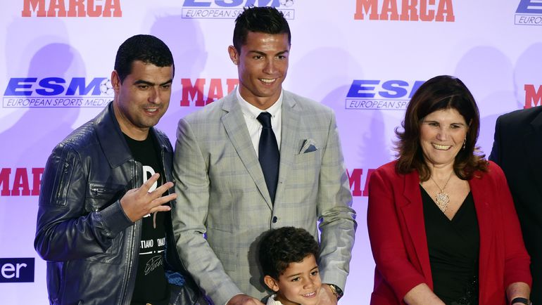 Вторник. Мадрид. КРИШТИАНУ РОНАЛДУ и его семья – брат Угу, мать Долорес АВЕЙРУ и сын КРИШТИАНУ РОНАЛДУ-младший. Фото REUTERS Вторник. Мадрид. КРИШТИАНУ РОНАЛДУ и его семья – брат Угу, мать Долорес АВЕЙРУ и сын КРИШТИАНУ РОНАЛДУ-младший. Фото REUTERS