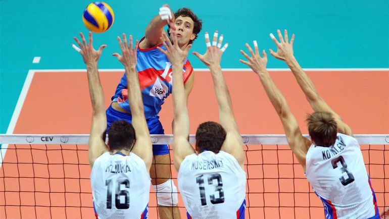 11 октября. Бусто-Арсицио. Сербия - Россия - 1:3. Егор КЛЮКА (слева), Дмитрий МУСЭРСКИЙ и Дмитрий КОВАЛЕВ (справа) пытаются заблокировать удар Александара АТАНАСЬЕВИЧА (№14). Фото cev.lu 11 октября. Бусто-Арсицио. Сербия - Россия - 1:3. Егор КЛЮКА (слева), Дмитрий МУСЭРСКИЙ и Дмитрий КОВАЛЕВ (справа) пытаются заблокировать удар Александара АТАНАСЬЕВИЧА (№14). Фото cev.lu