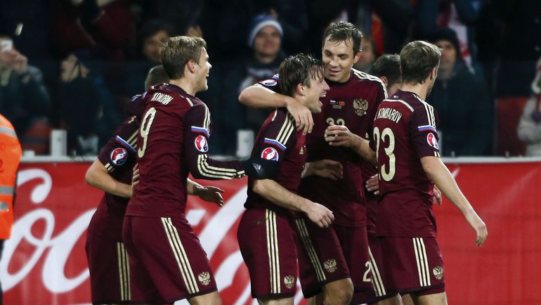 12 октября. Москва. Россия - Черногория - 2:0. Партнеры поздравляют Олега КУЗЬМИНА (третий справа) с забитым голом. Фото REUTERS 12 октября. Москва. Россия - Черногория - 2:0. Партнеры поздравляют Олега КУЗЬМИНА (третий справа) с забитым голом. Фото REUTERS