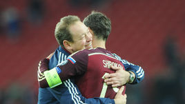 12 октября. Москва. Тушино. Россия - Черногория - 2:0. Леонид СЛУЦКИЙ и Роман ШИРОКОВ после матча, победа в котором вывела нашу сборную в финальную часть Euro-2016.