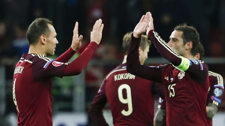 Понедельник. Москва. Тушино. Россия - Черногория - 2:0. Сергей ИГНАШЕВИЧ и Роман ШИРОКОВ празднуют выход на Euro. Фото REUTERS Понедельник. Москва. Тушино. Россия - Черногория - 2:0. Сергей ИГНАШЕВИЧ и Роман ШИРОКОВ празднуют выход на Euro. Фото REUTERS