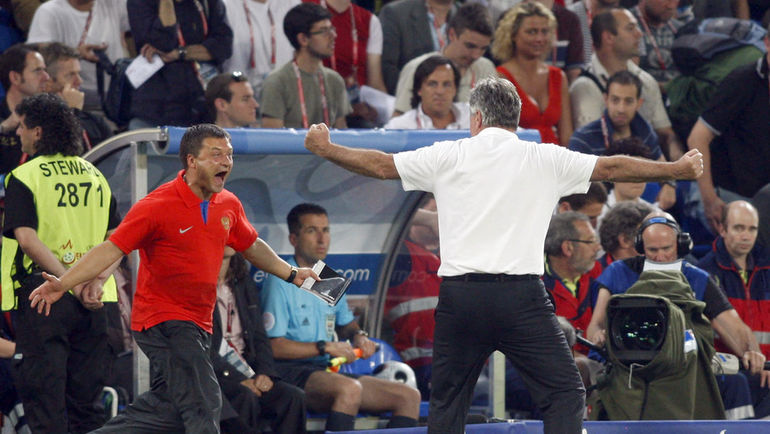 21 июня 2008 года. Базель. Россия - Голландия - 3:1. Радость Гуса ХИДДИНКА и Игоря КОРНЕЕВА (слева). Фото Александр ФЕДОРОВ, 21 июня 2008 года. Базель. Россия - Голландия - 3:1. Радость Гуса ХИДДИНКА и Игоря КОРНЕЕВА (слева). Фото Александр ФЕДОРОВ,