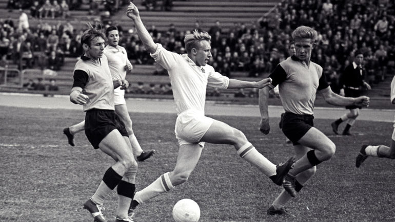 Владимир ФЕДОТОВ - в центре. Владимир ФЕДОТОВ - в центре.