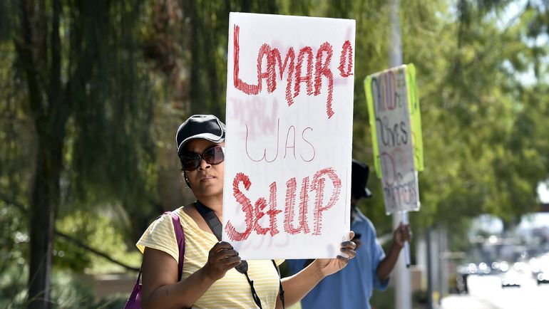 Женщина с плакатом перед больницей, в которой находится Ламар ОДОМ. Фото REUTERS Женщина с плакатом перед больницей, в которой находится Ламар ОДОМ. Фото REUTERS