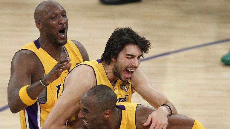 Ламар ОДОМ (слева) в составе Ламар ОДОМ (слева) в составе