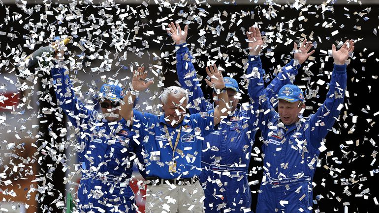 Экипаж Владимира ЧАГИНА (справа) и Семен ЯКУБОВ (второй слева) празднует победу на Экипаж Владимира ЧАГИНА (справа) и Семен ЯКУБОВ (второй слева) празднует победу на