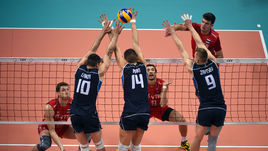 Среда. Бусто-Арсицио. Италия - Россия - 3:0. Атаки сборной России все чаще разбивались о блок итальянцев Маттео ПЬЯНО (№ 14), Филиппо ЛАНСЫ (№ 10) и Ивана ЗАЙЦЕВА (№ 9).